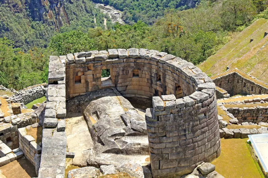 temple of the sun in machu picchu